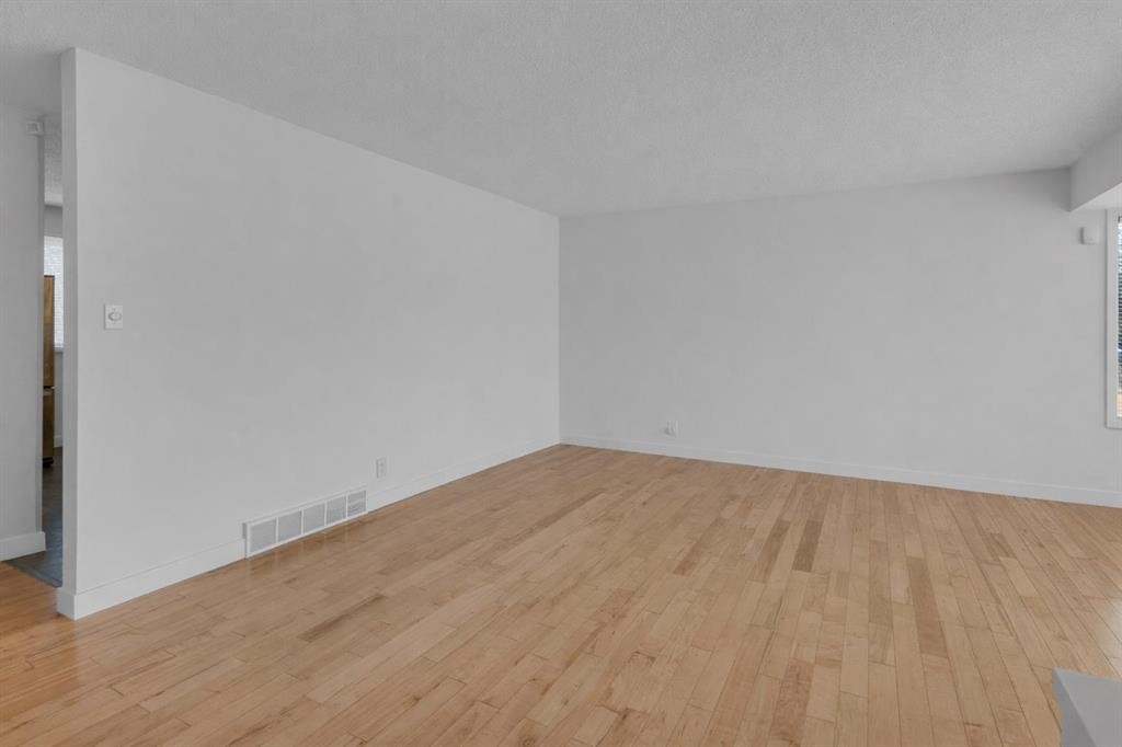 6312 Thorncliffe Drive Nw, Calgary, AB - Indoor Photo Showing Other Room
