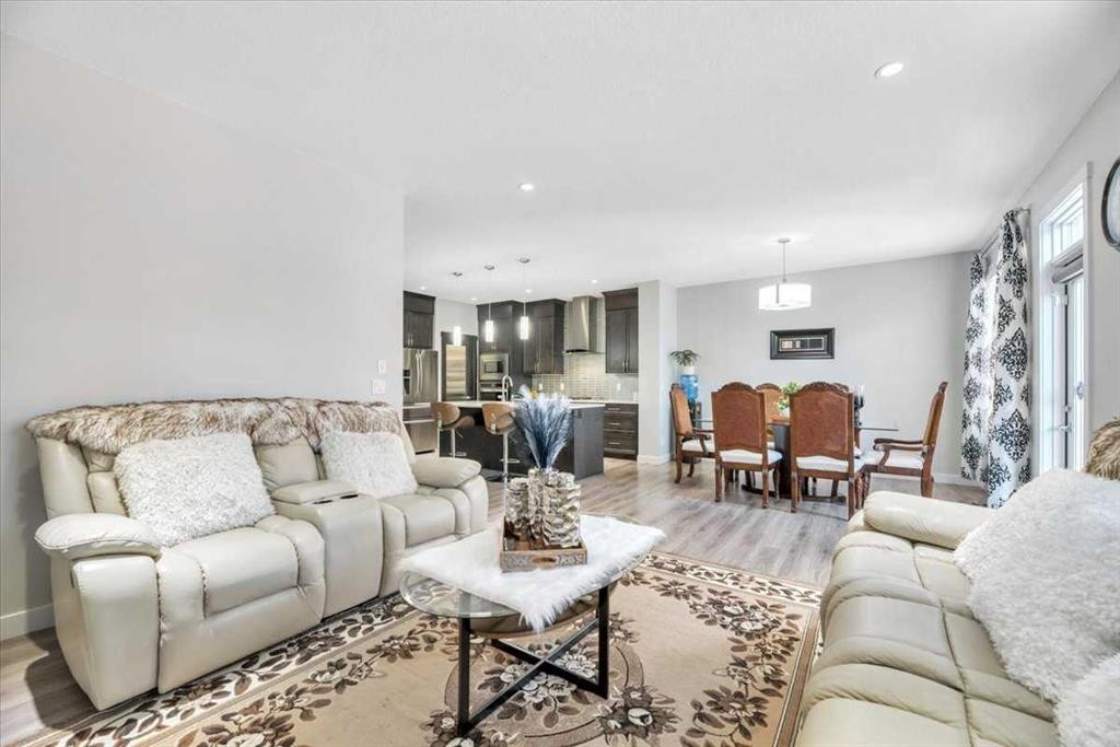 81 Legacy Woods Place Se, Calgary, AB - Indoor Photo Showing Living Room