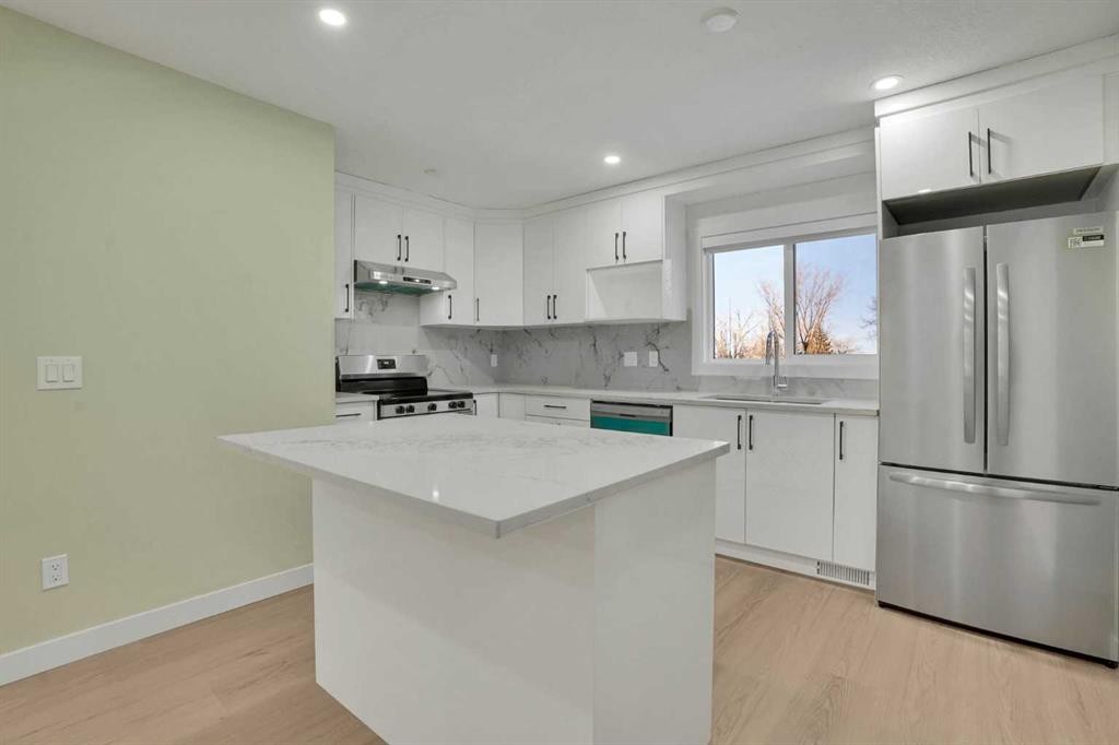 3908 49 Street Ne, Calgary, AB - Indoor Photo Showing Kitchen With Upgraded Kitchen