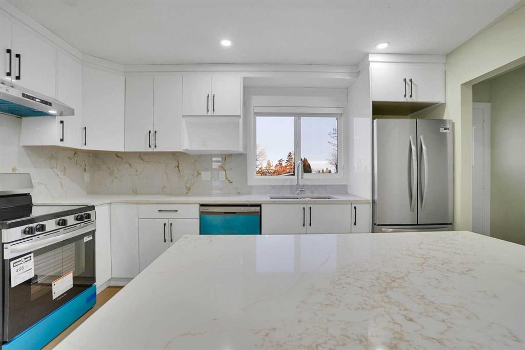 3908 49 Street Ne, Calgary, AB - Indoor Photo Showing Kitchen