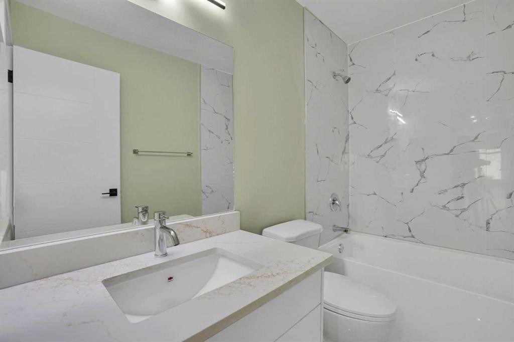 3908 49 Street Ne, Calgary, AB - Indoor Photo Showing Bathroom