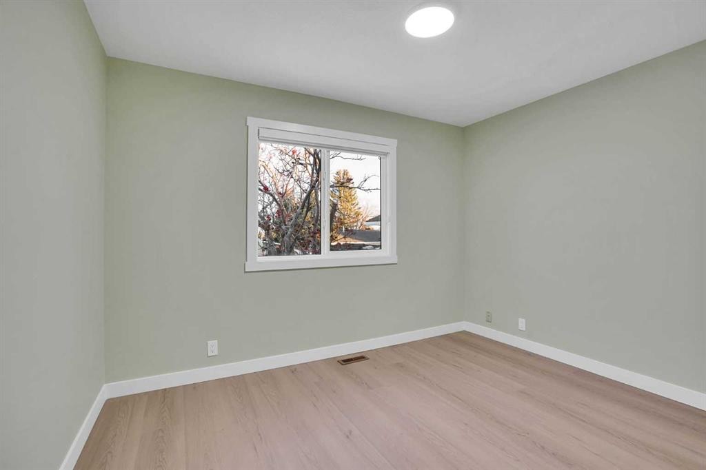 3908 49 Street Ne, Calgary, AB - Indoor Photo Showing Other Room