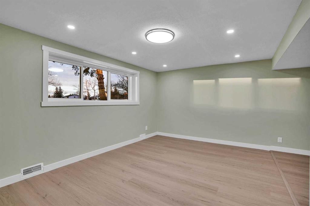 3908 49 Street Ne, Calgary, AB - Indoor Photo Showing Other Room