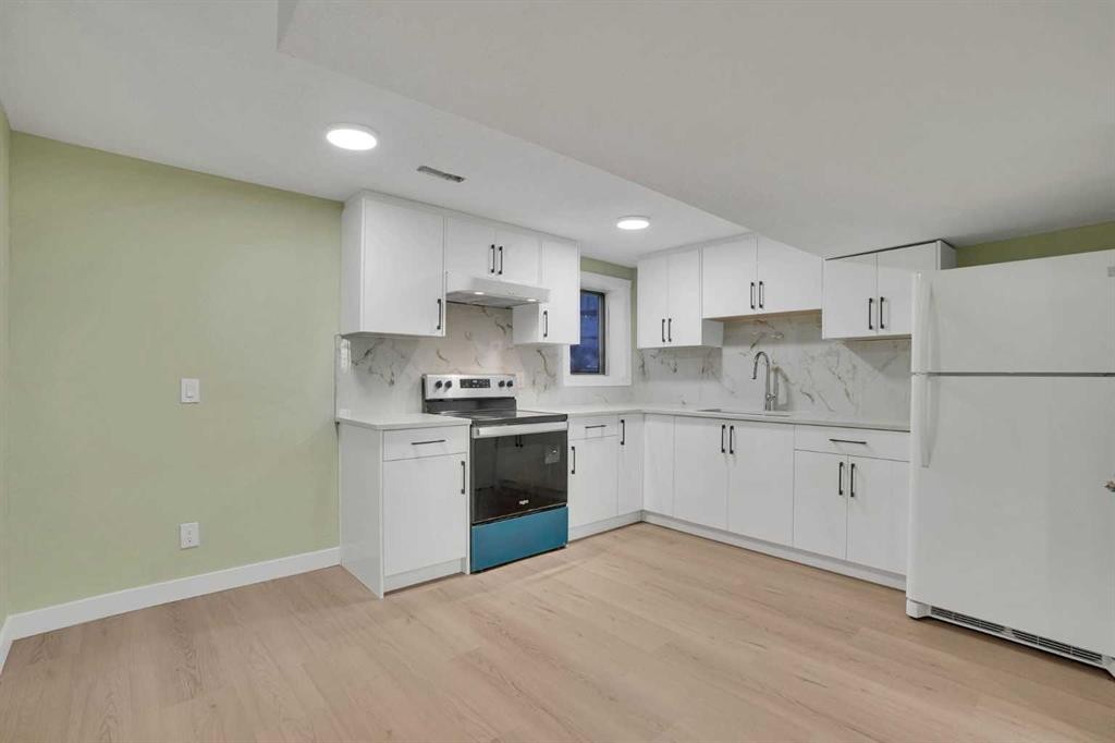 3908 49 Street Ne, Calgary, AB - Indoor Photo Showing Kitchen