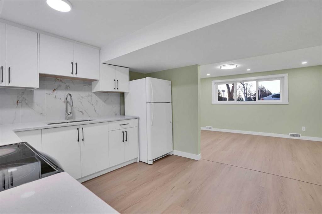 3908 49 Street Ne, Calgary, AB - Indoor Photo Showing Kitchen