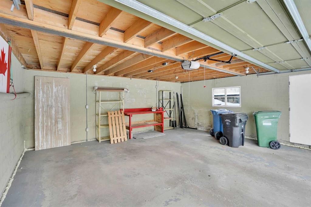 3908 49 Street Ne, Calgary, AB - Indoor Photo Showing Garage
