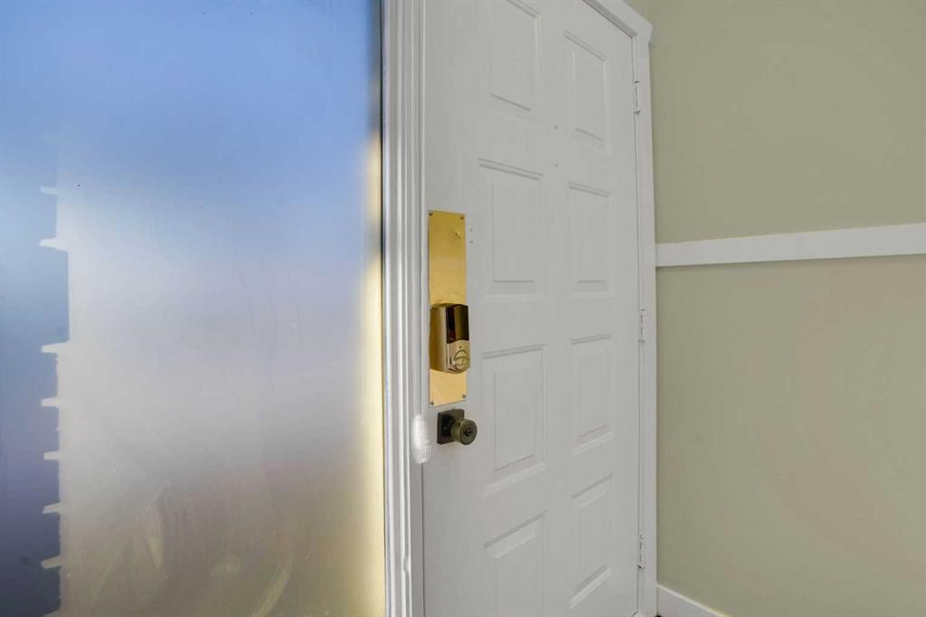 3908 49 Street Ne, Calgary, AB - Indoor Photo Showing Other Room