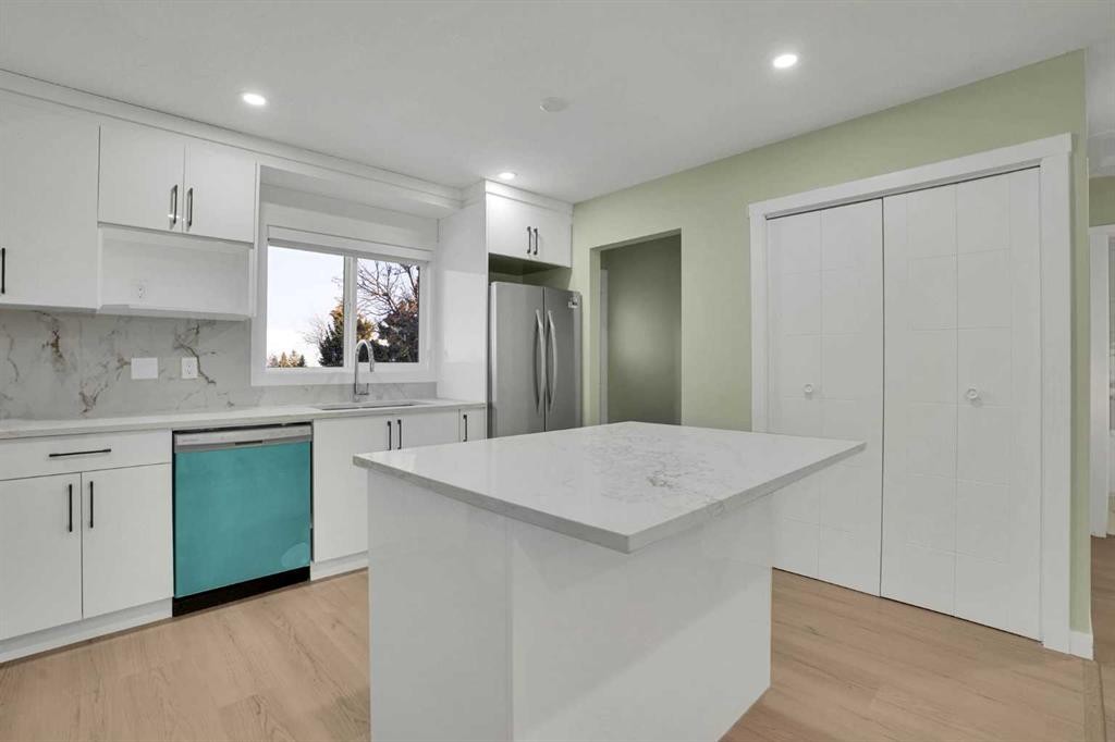 3908 49 Street Ne, Calgary, AB - Indoor Photo Showing Kitchen