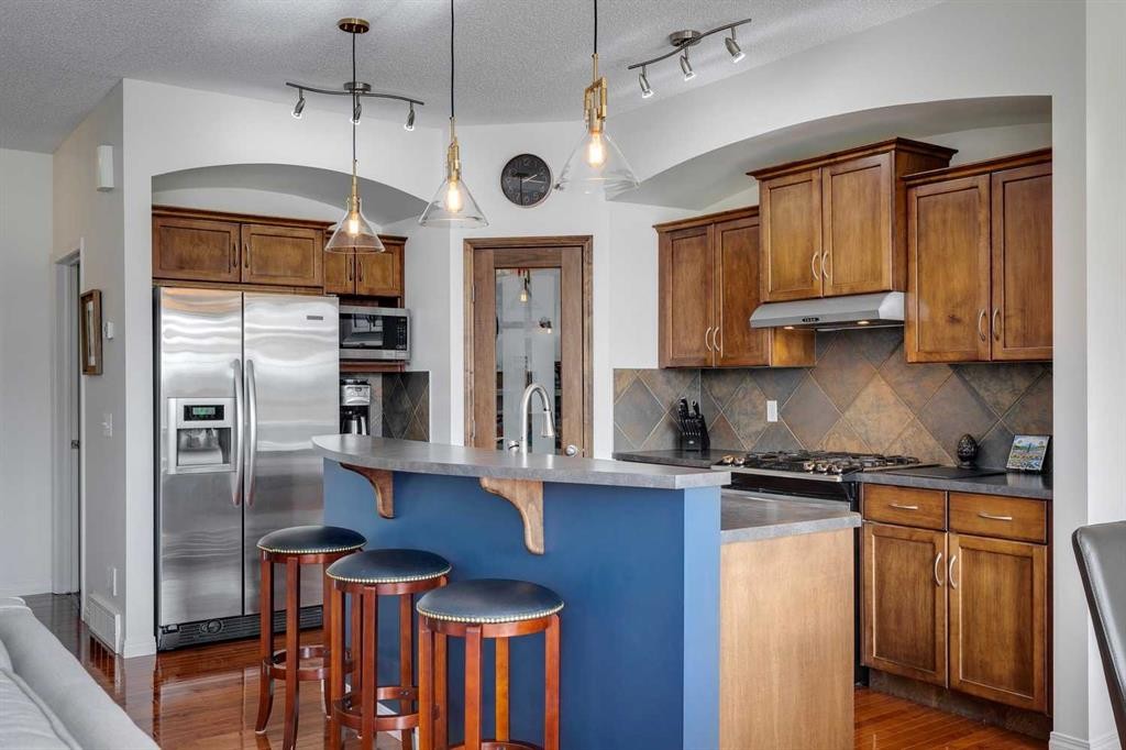 15 Copperfield Close Se, Calgary, AB - Indoor Photo Showing Kitchen With Upgraded Kitchen