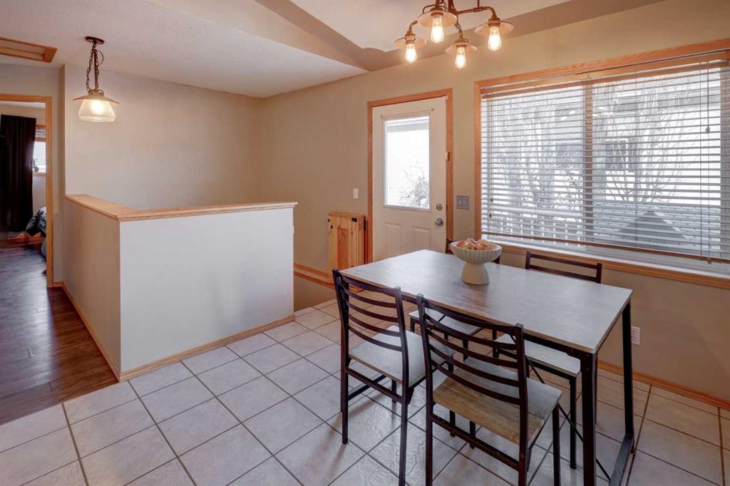 1421 Strathcona Way, Strathmore, AB - Indoor Photo Showing Dining Room