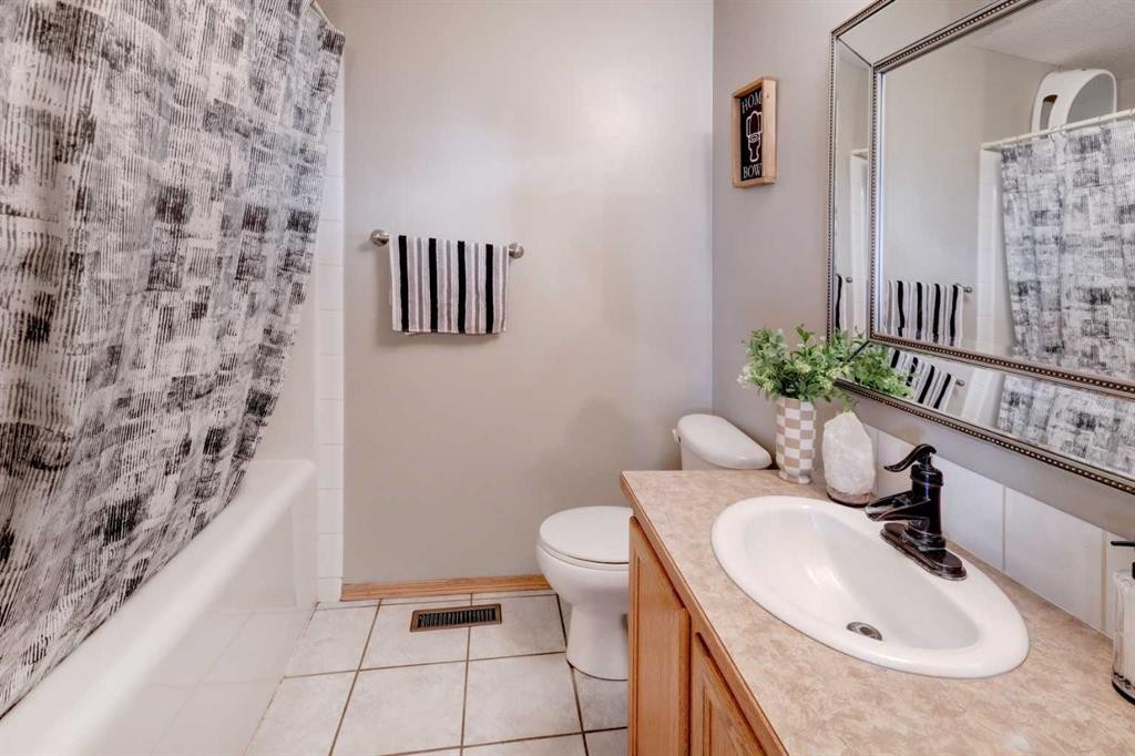 1421 Strathcona Way, Strathmore, AB - Indoor Photo Showing Bathroom