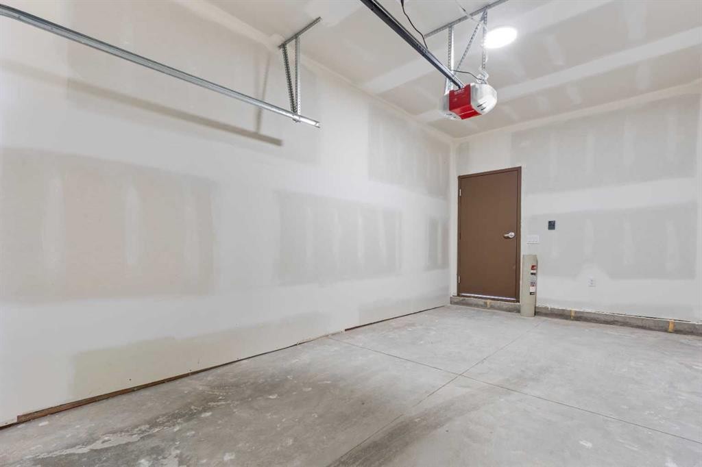 7415 39 Avenue Nw, Calgary, AB - Indoor Photo Showing Garage
