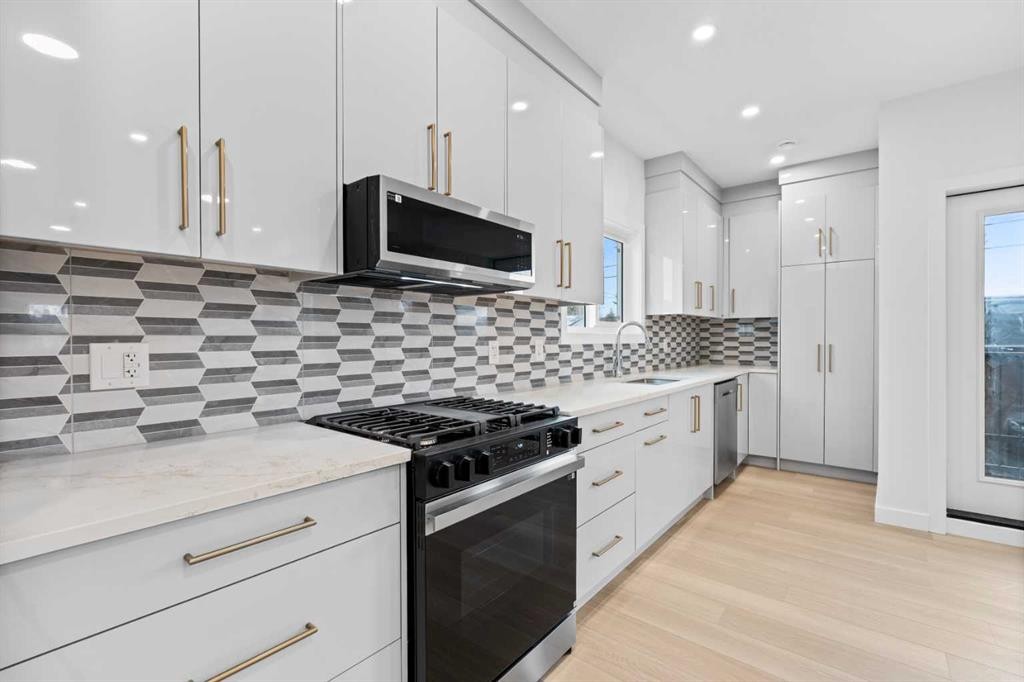 7415 39 Avenue Nw, Calgary, AB - Indoor Photo Showing Kitchen With Upgraded Kitchen