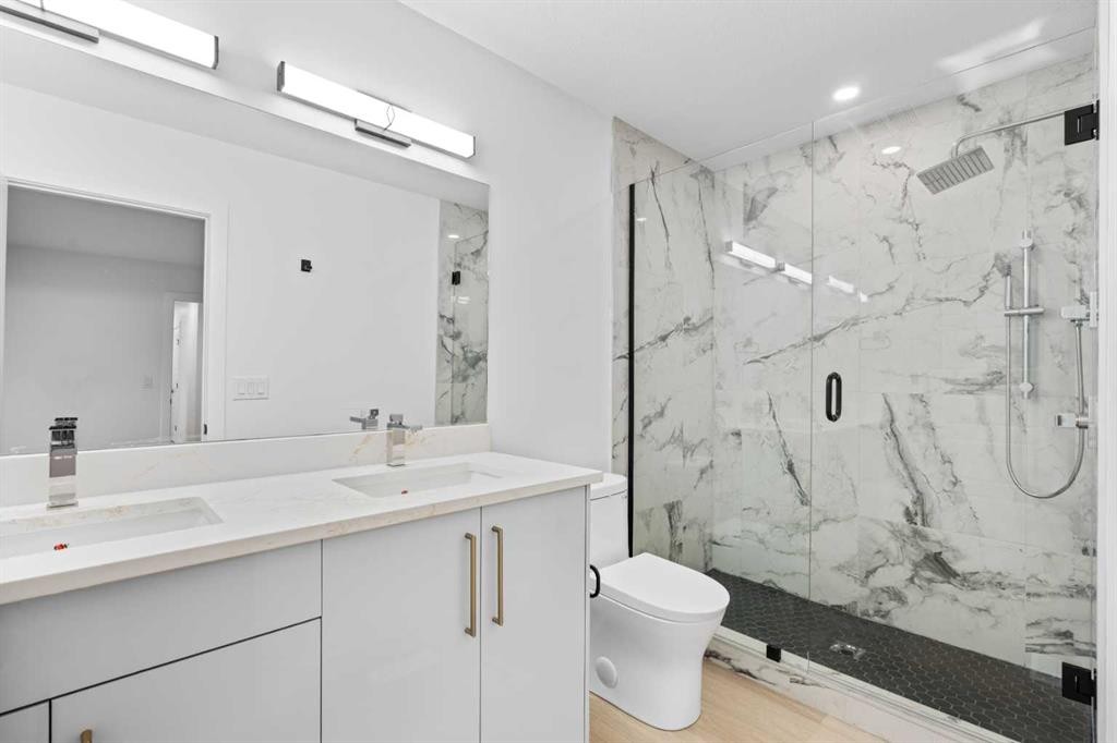 7415 39 Avenue Nw, Calgary, AB - Indoor Photo Showing Bathroom