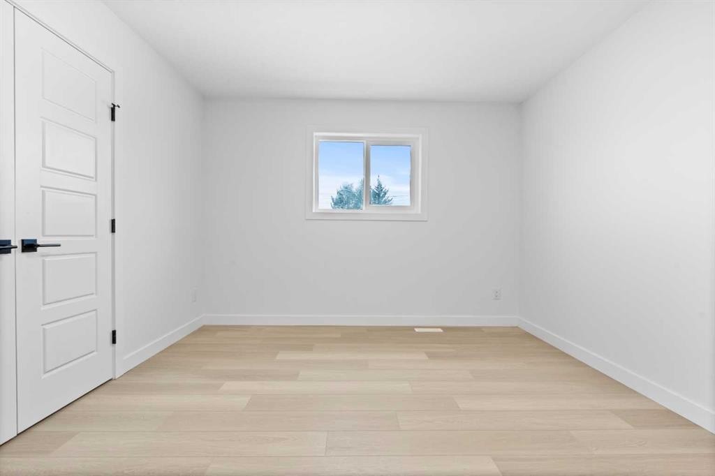 7415 39 Avenue Nw, Calgary, AB - Indoor Photo Showing Other Room