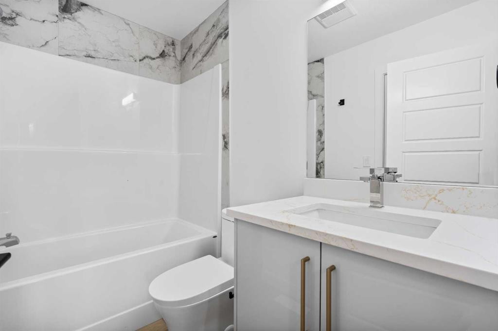 7415 39 Avenue Nw, Calgary, AB - Indoor Photo Showing Bathroom