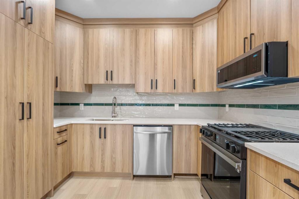7415 39 Avenue Nw, Calgary, AB - Indoor Photo Showing Kitchen With Stainless Steel Kitchen