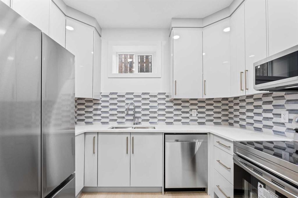 7415 39 Avenue Nw, Calgary, AB - Indoor Photo Showing Kitchen With Stainless Steel Kitchen With Double Sink With Upgraded Kitchen