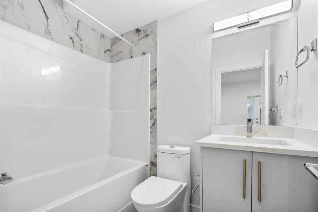 7415 39 Avenue Nw, Calgary, AB - Indoor Photo Showing Bathroom