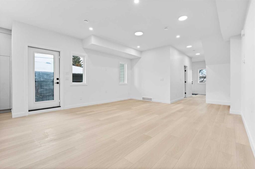 7415 39 Avenue Nw, Calgary, AB - Indoor Photo Showing Other Room
