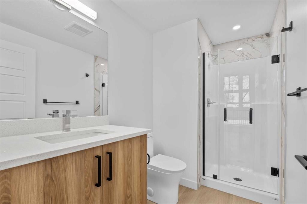 7415 39 Avenue Nw, Calgary, AB - Indoor Photo Showing Bathroom