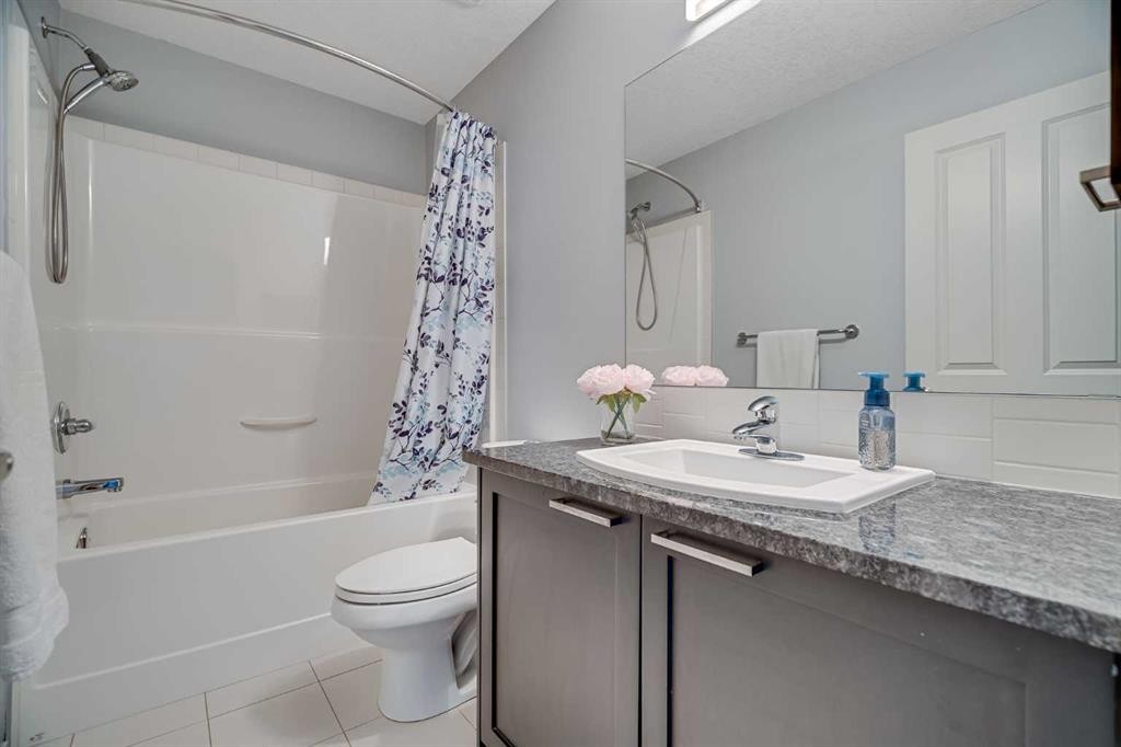 335 Copperpond Row Se, Calgary, AB - Indoor Photo Showing Bathroom
