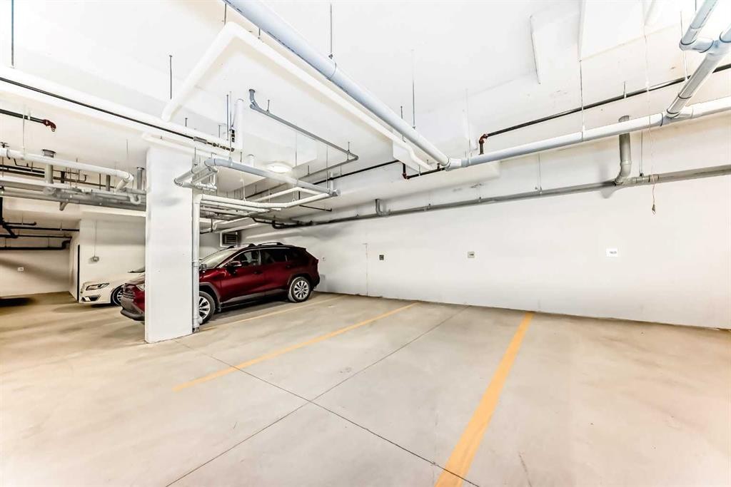 1319-4270 Norford Avenue Nw, Calgary, AB - Indoor Photo Showing Garage