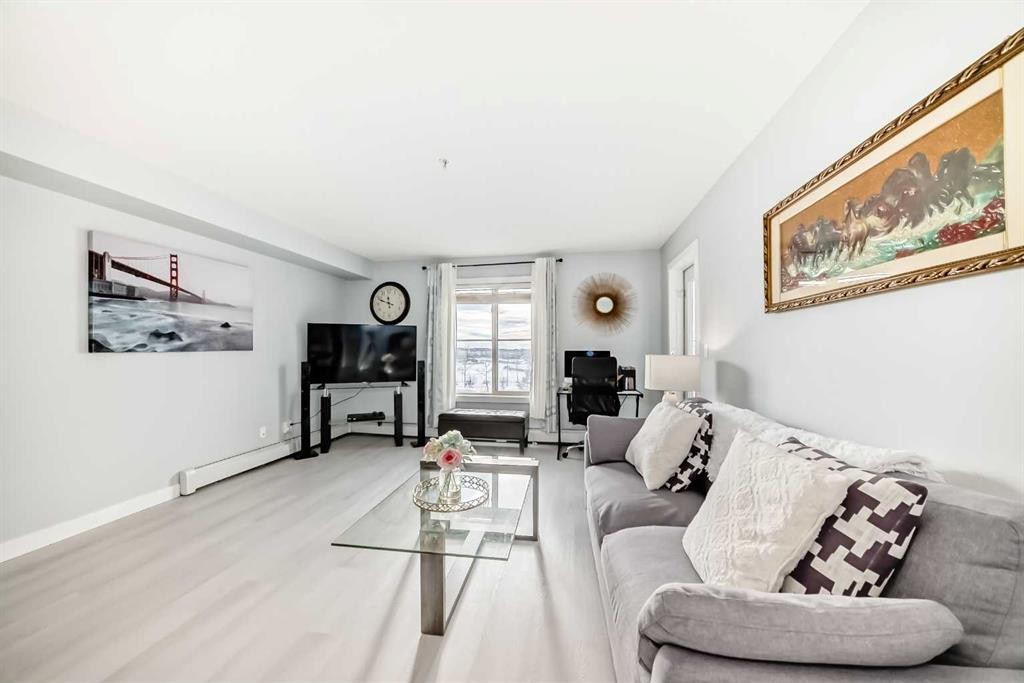 314-5 Saddlestone Way, Calgary, AB - Indoor Photo Showing Living Room