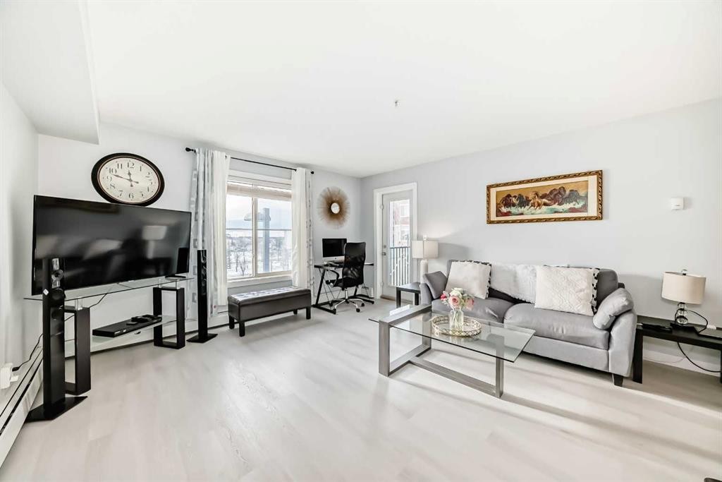 314-5 Saddlestone Way, Calgary, AB - Indoor Photo Showing Living Room