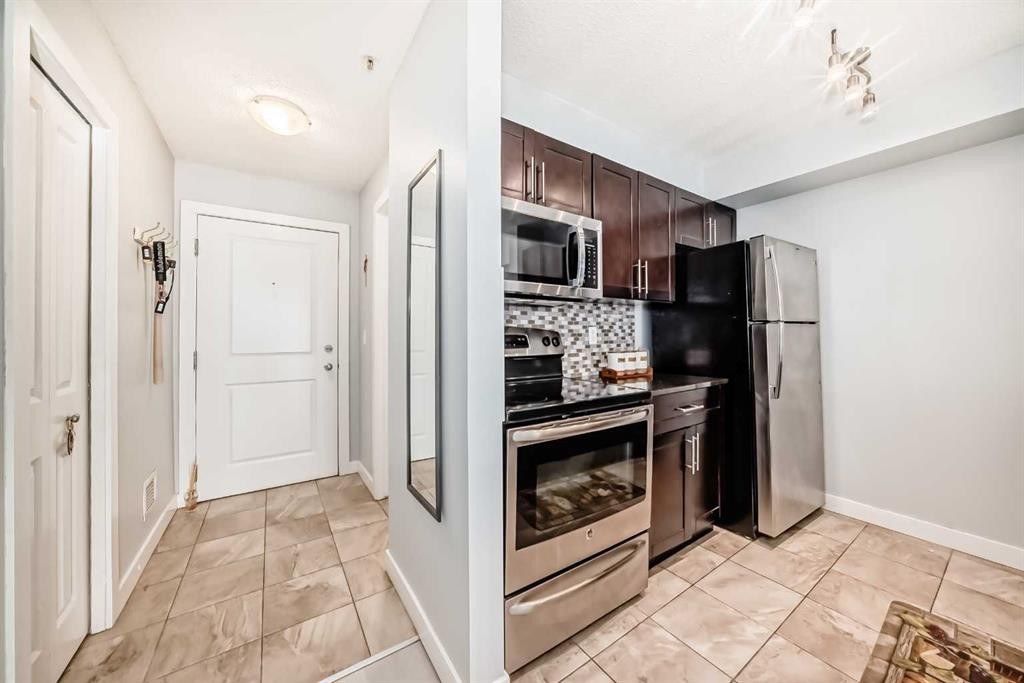 314-5 Saddlestone Way, Calgary, AB - Indoor Photo Showing Kitchen
