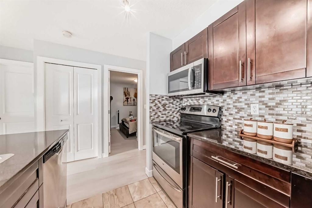 314-5 Saddlestone Way, Calgary, AB - Indoor Photo Showing Kitchen