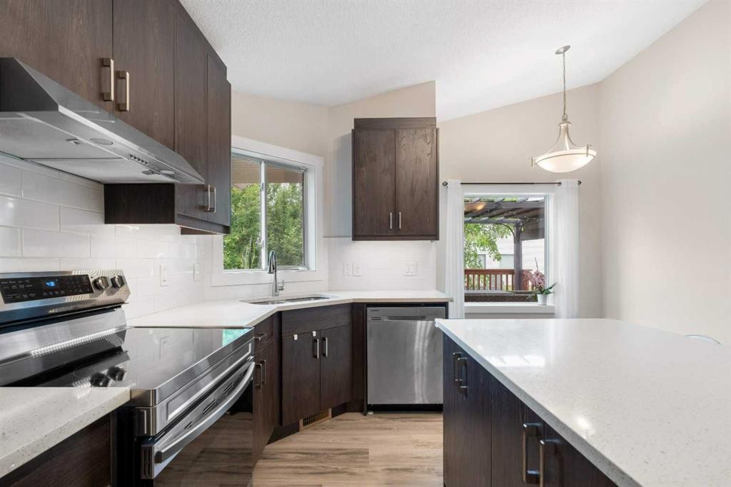 358 Hawkstone Drive Nw, Calgary, AB - Indoor Photo Showing Kitchen With Upgraded Kitchen