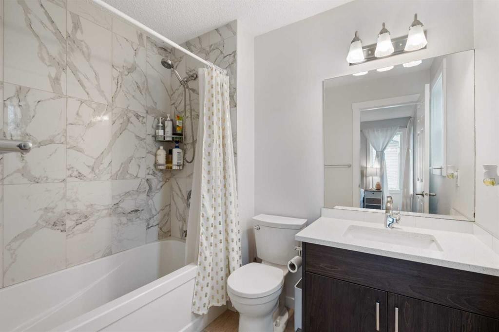 358 Hawkstone Drive Nw, Calgary, AB - Indoor Photo Showing Bathroom