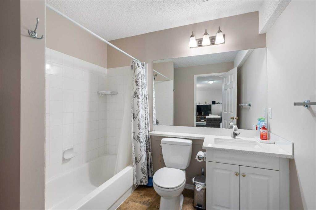 358 Hawkstone Drive Nw, Calgary, AB - Indoor Photo Showing Bathroom