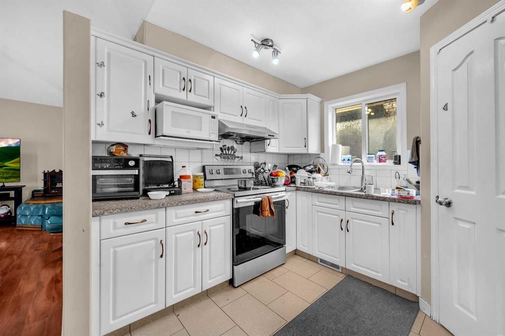 212 Tarawood Place Ne, Calgary, AB - Indoor Photo Showing Kitchen
