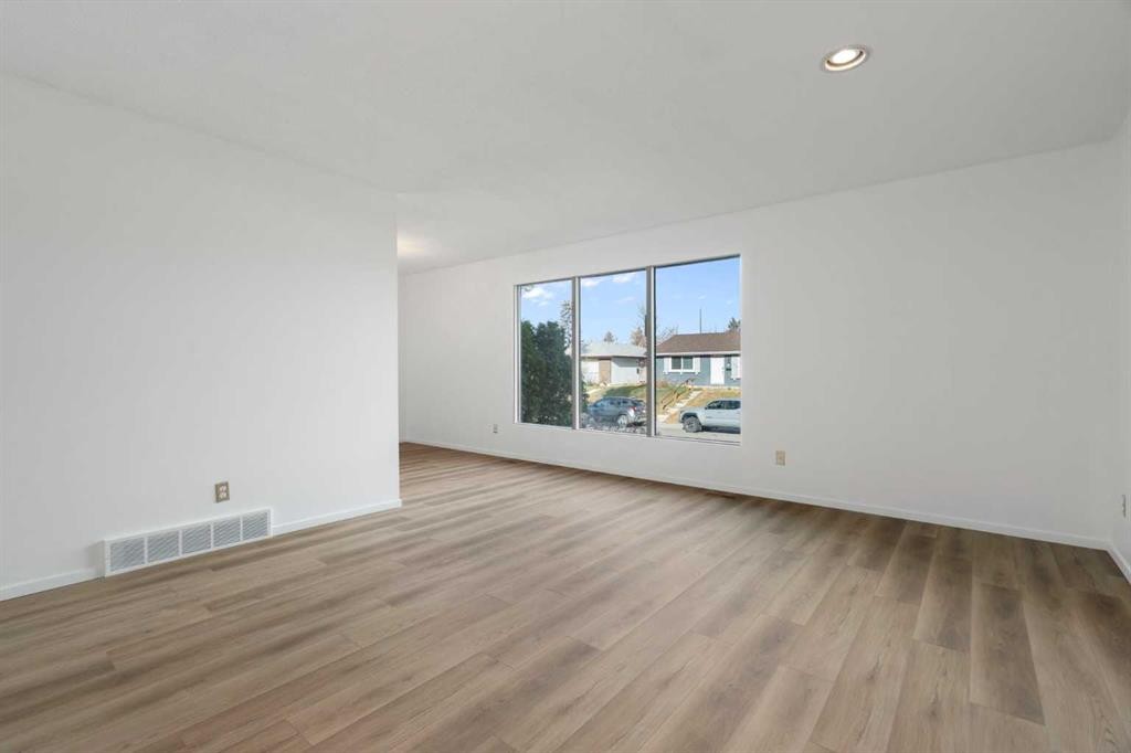 181 Dovercliffe Close Se, Calgary, AB - Indoor