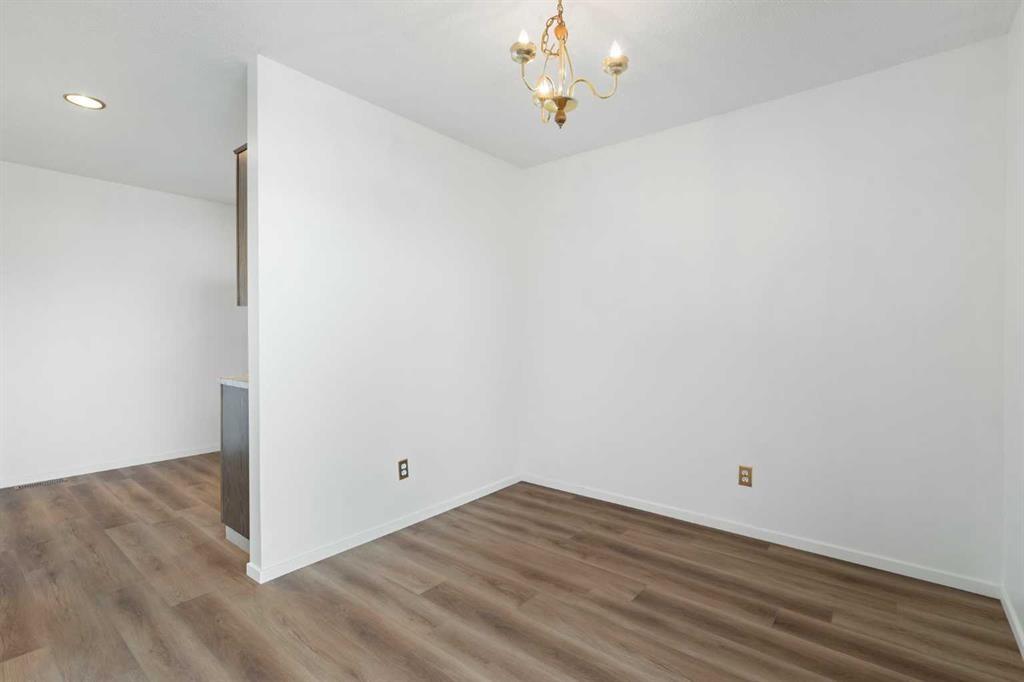 181 Dovercliffe Close Se, Calgary, AB - Indoor Photo Showing Other Room