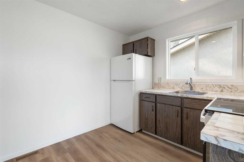 181 Dovercliffe Close Se, Calgary, AB - Indoor Photo Showing Kitchen