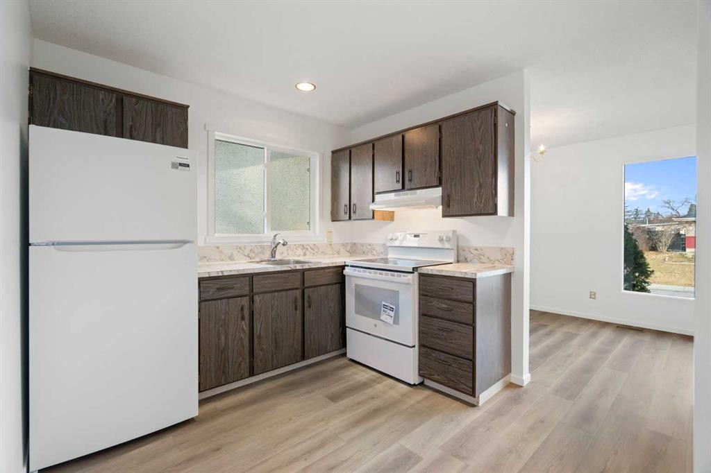 181 Dovercliffe Close Se, Calgary, AB - Indoor Photo Showing Kitchen