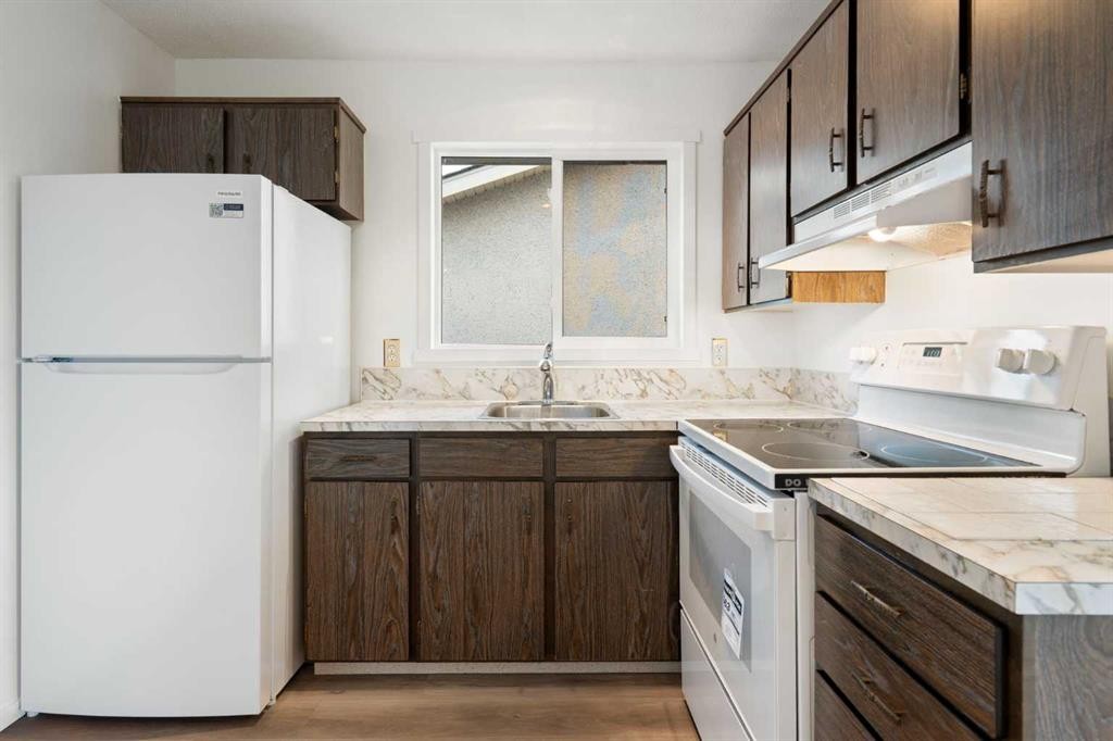 181 Dovercliffe Close Se, Calgary, AB - Indoor Photo Showing Kitchen