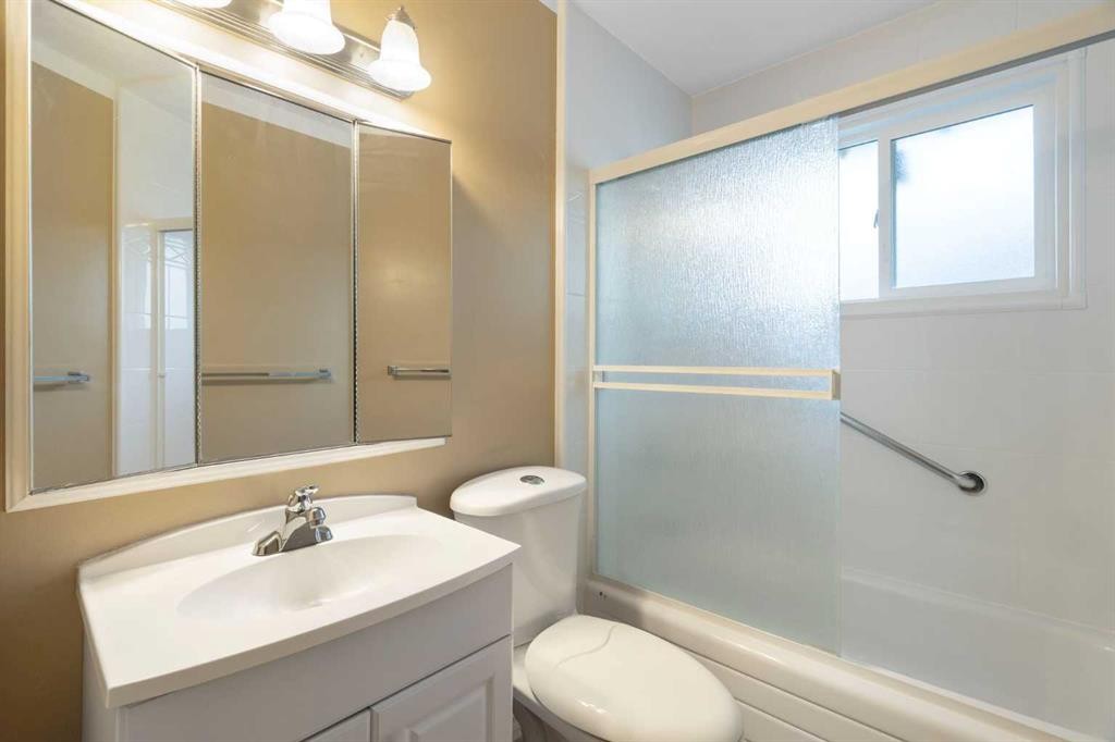181 Dovercliffe Close Se, Calgary, AB - Indoor Photo Showing Bathroom