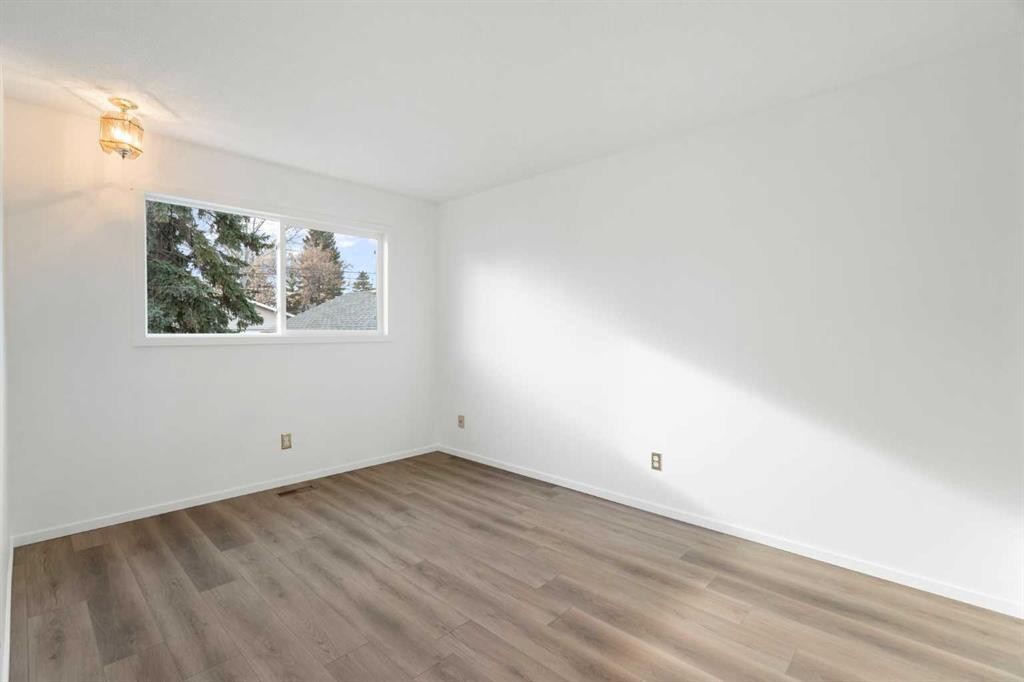 181 Dovercliffe Close Se, Calgary, AB - Indoor Photo Showing Other Room