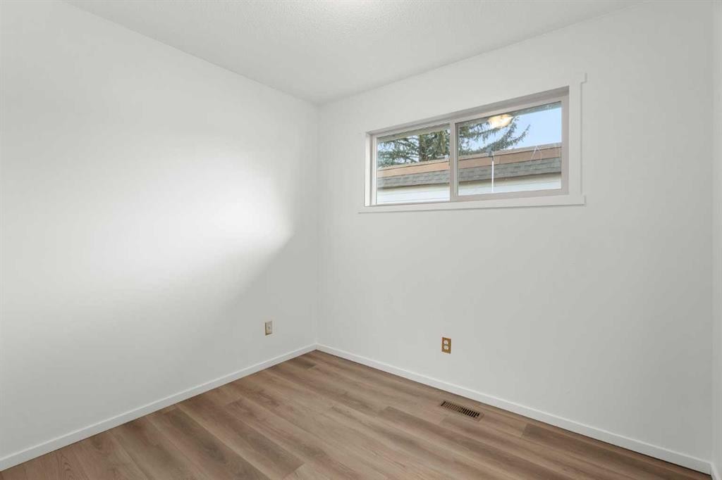 181 Dovercliffe Close Se, Calgary, AB - Indoor Photo Showing Other Room