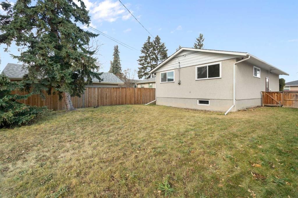 181 Dovercliffe Close Se, Calgary, AB - Outdoor