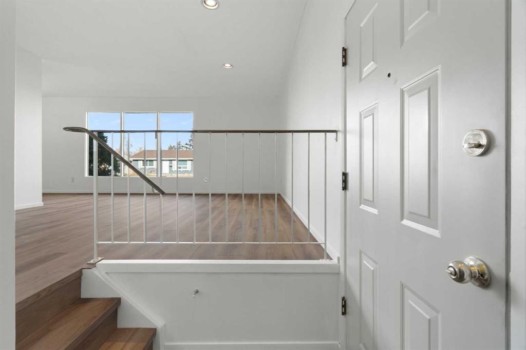 181 Dovercliffe Close Se, Calgary, AB - Indoor Photo Showing Other Room