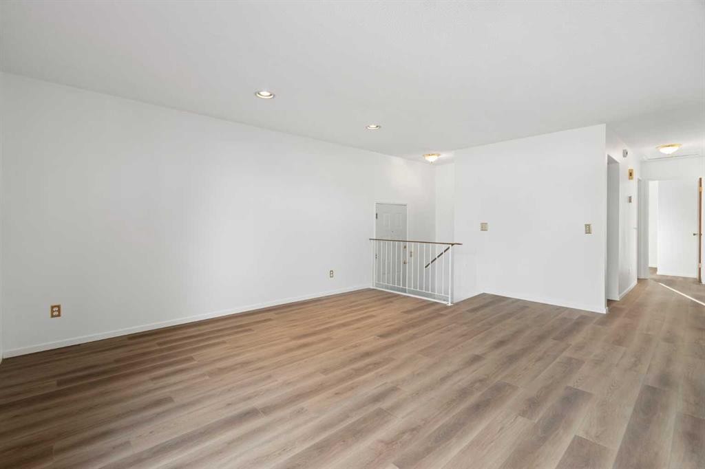 181 Dovercliffe Close Se, Calgary, AB - Indoor Photo Showing Other Room