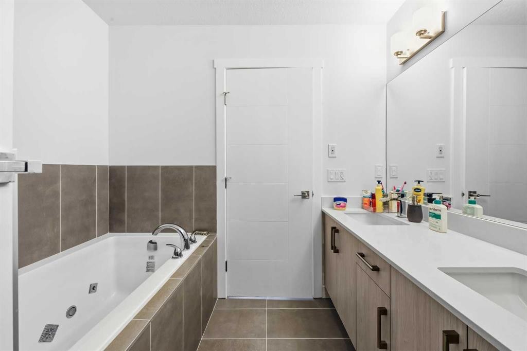 21 Cornerbrook Lane Ne, Calgary, AB - Indoor Photo Showing Bathroom