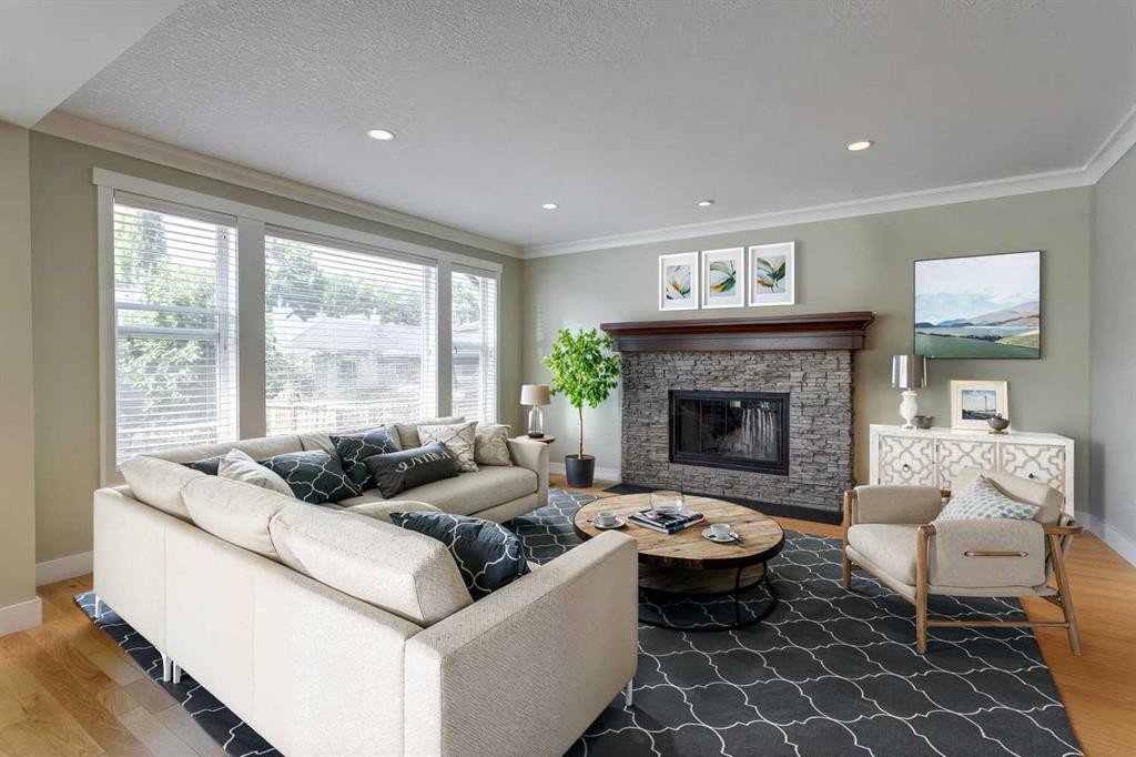 417 29 Avenue Nw, Calgary, AB - Indoor Photo Showing Living Room With Fireplace