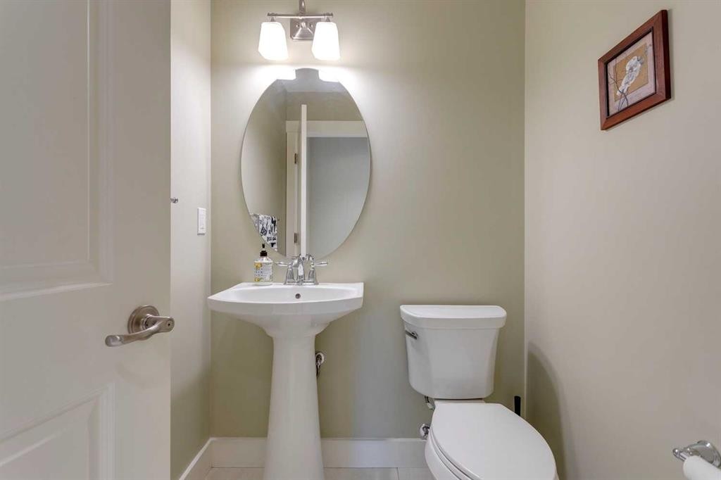 417 29 Avenue Nw, Calgary, AB - Indoor Photo Showing Bathroom