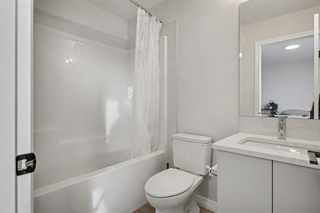 1882 Rangeview Drive Se, Calgary, AB - Indoor Photo Showing Bathroom